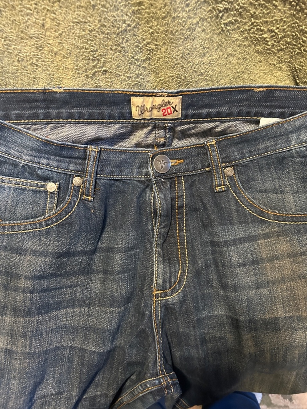 Wrangler Relaxed Fit Denim Jeans in Medium Blue with Contrast Stitching
